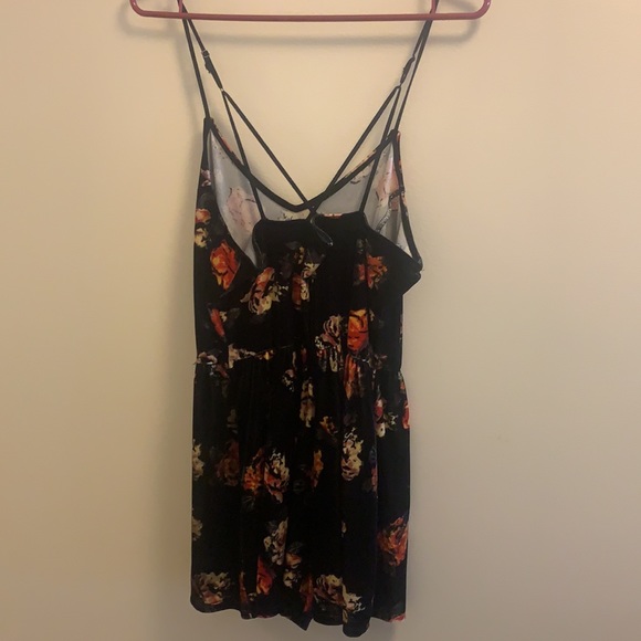 Black velvet flower romper - Picture 2 of 2